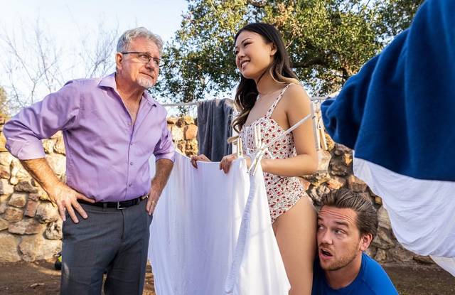 Молоденькие соседи, наконец, шпилятся, после игр в гляделки