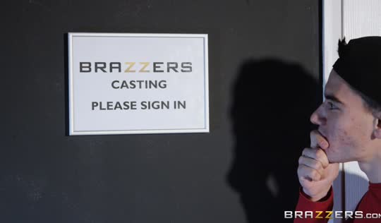 Студент-первокурсник увидел объявление о порно кастинге Студент-первокурсник увидел объявление о порно кастинге