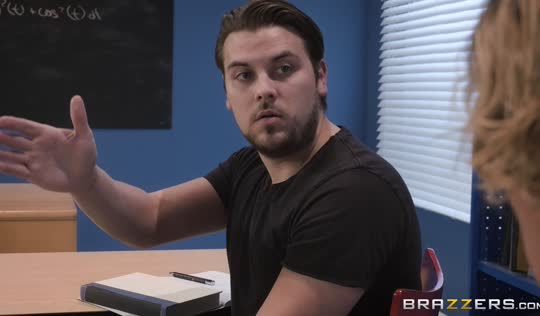 Хищная училка выбирает ученика посимпатичнее для куни