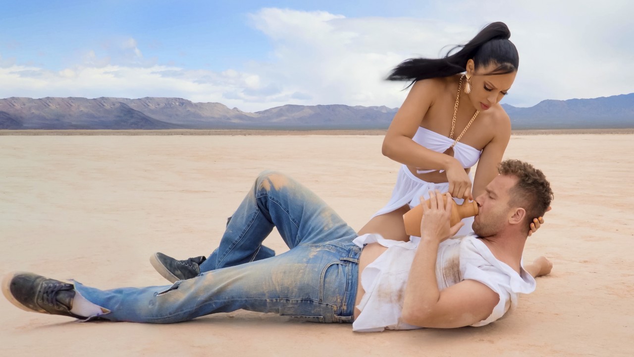 Красавица спасла чувака в пустыне и устроили секс в автотрейлере Красавица спасла чувака в пустыне и устроили секс в автотрейлере