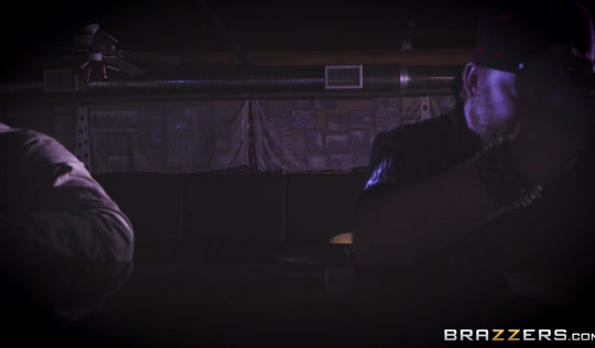 Крутые чики сами выбирают парня для групповушки втроем