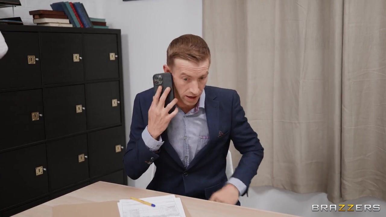 Офисная разнузданная распутница жаждет большого члена